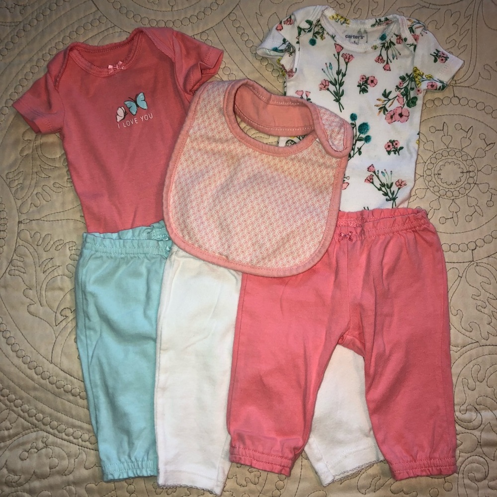 Carter’s NB onesie sets EUC!!!